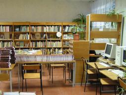 В МАОУ Прудовская ВШ при ЛИУ есть библиотека. В библиотеке оборудованы места для обучающихся, рабочее место библиотекаря. В наличии МФУ с цветопечатью и доступом обучающихся к копированию и сканированию документов.